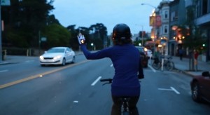 Ex-engenheiro de software do Google desenvolve luva sinalizadora para ciclistas