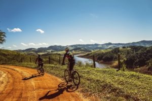 Ciclistas pedalando no interior de Minas Gerais